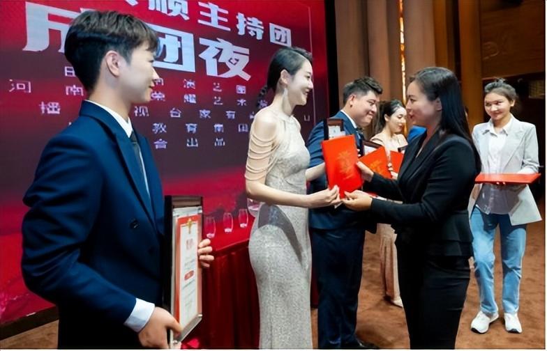 博思花藝婚慶教育，婚慶培訓，花藝培訓，插花培訓，花藝師培訓，主持人培訓，商務主持人培訓，花店運營培訓，花店全系統(tǒng)營銷，小白開花店，小白學主持，金璽棠婚慶酒店，金璽棠總部，鄭州金麻雀教育科技有限公司