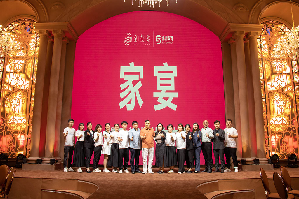 博思花藝婚慶教育,婚慶培訓(xùn),花藝培訓(xùn),插花培訓(xùn),花藝師培訓(xùn),主持人培訓(xùn),商務(wù)主持人培訓(xùn),花店運營培訓(xùn),花店全系統(tǒng)營銷,小白開花店,小白學(xué)主持,金璽棠婚慶酒店,金璽棠總部,鄭州金麻雀教育科技有限公司 博思花藝婚慶教育,婚慶培訓(xùn),花藝培訓(xùn),插花培訓(xùn),花藝師培訓(xùn),主持人培訓(xùn),商務(wù)主持人培訓(xùn),花店運營培訓(xùn),花店全系統(tǒng)營銷,小白開花店,小白學(xué)主持,金璽棠婚慶酒店,金璽棠總部,鄭州金麻雀教育科技有限公司
