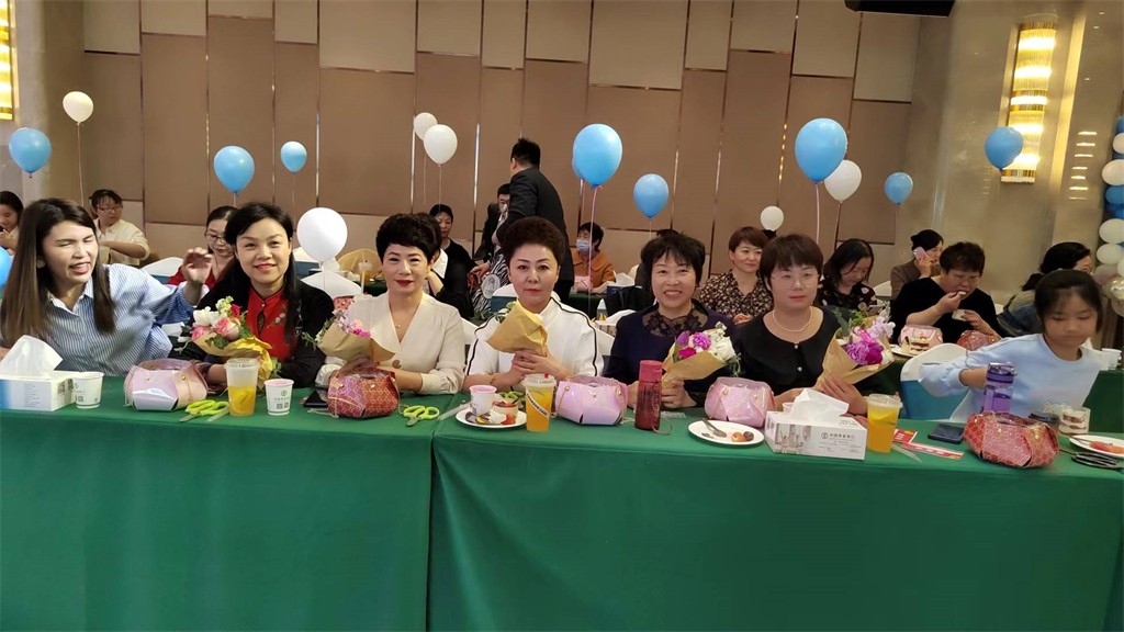 博思花藝婚慶教育，婚慶培訓(xùn)，花藝培訓(xùn)，插花培訓(xùn)，花藝師培訓(xùn)，主持人培訓(xùn)，商務(wù)主持人培訓(xùn)，花店運(yùn)營(yíng)培訓(xùn)，花店全系統(tǒng)營(yíng)銷，小白開花店，小白學(xué)主持，金璽棠婚慶酒店，金璽棠總部，鄭州金麻雀教育科技有限公司