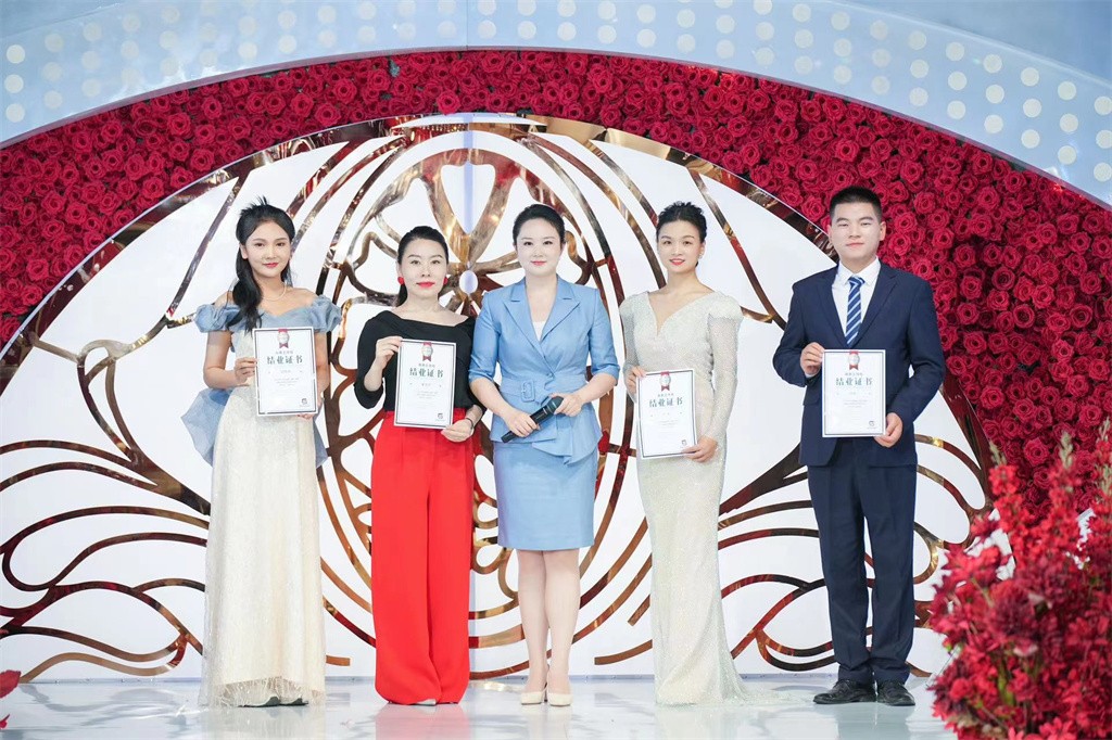 博思花藝婚慶教育，婚慶培訓(xùn)，花藝培訓(xùn)，插花培訓(xùn)，花藝師培訓(xùn)，主持人培訓(xùn)，商務(wù)主持人培訓(xùn)，花店運(yùn)營(yíng)培訓(xùn)，花店全系統(tǒng)營(yíng)銷，小白開花店，小白學(xué)主持，金璽棠婚慶酒店，金璽棠總部，鄭州金麻雀教育科技有限公司